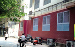 鄭州一小學(xué)墻體上畫5扇假窗戶 保安稱是裝飾藝術(shù)