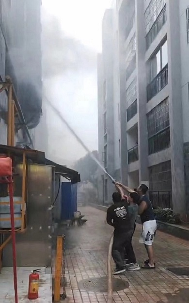 云南保全保安員  臨危不懼、奮勇當(dāng)先、勇敢撲滅火災(zāi)