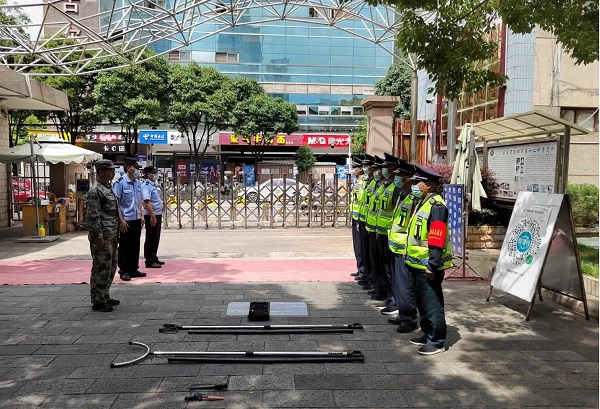 云南保全聯(lián)合昆明市第十二中學(xué)校、吳井路派出所  開展校園保安反恐防暴技能培訓(xùn)及演練簡(jiǎn)報(bào)